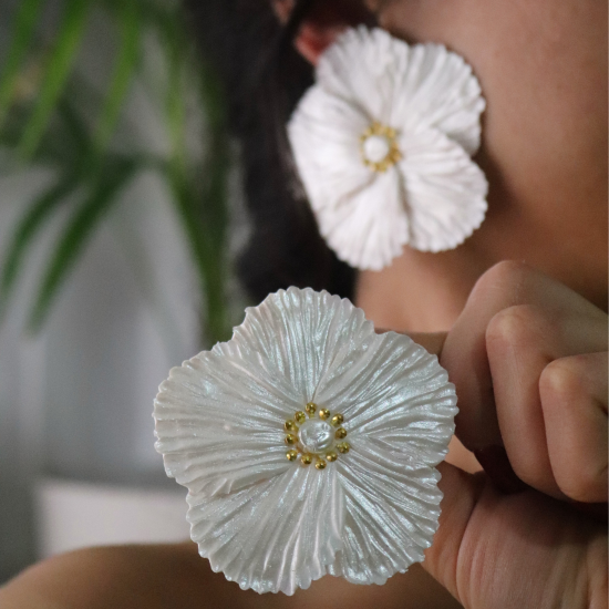 Polimer Kil Sedefli Beyaz Hibiscus Çiçek Küpe Polimer Kil Sedefli Beyaz Hibiscus Çiçek Küpe
