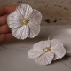 Polimer Kil Sedefli Beyaz Hibiscus Çiçek Küpe Polimer Kil Sedefli Beyaz Hibiscus Çiçek Küpe