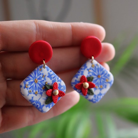 Kadın Özel Tasarım Kar Tanesi Desenli Poinsettia Detay Kadın Yeni Yıl Küpe Kadın Özel Tasarım Kar Tanesi Desenli Poinsettia Detay Kadın Yeni Yıl Küpe