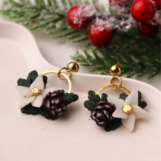 Tasarım Kadın Poinsettia Kozalak Detay Gold Halkalı Noel Yeni Yıl Küpe Tasarım Kadın Poinsettia Kozalak Detay Gold Halkalı Noel Yeni Yıl Küpe