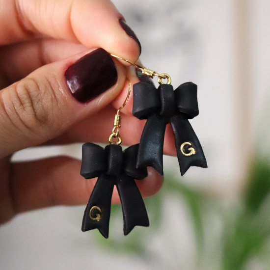 Polimer Kil Kişiselleştirilebilir Siyah Fiyonk Harfli Küpe Black Bow Polimer Kil Kişiselleştirilebilir Siyah Fiyonk Harfli Küpe Black Bow