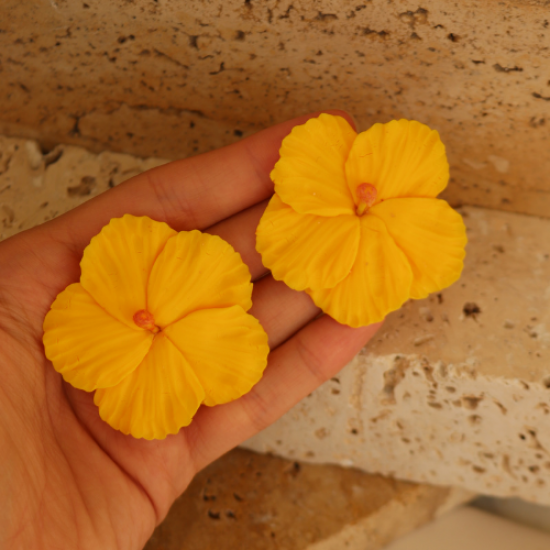 Polimer Kil Tasarım Sarı Küçük Boy Hibiscus Çiçek Küpe Hibiskus Polimer Kil Tasarım Sarı Küçük Boy Hibiscus Çiçek Küpe Hibiskus