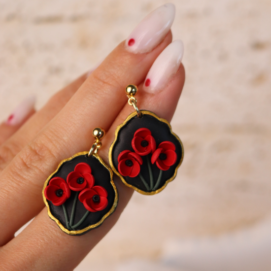 Polimer Kil Çiçekli Siyah Küpe Gold Çerçeveli Küpe